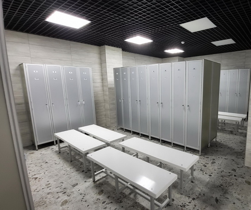 Shkafy iz alyuminievogo kompozita AKP skamejki iz anodirovannogo alyuminievogo profilya i PND plastika tolshinoj 10 mm. www.GENBERG.by